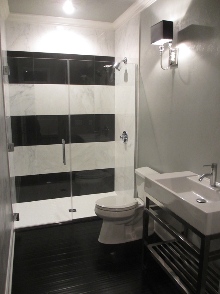 Exempel på ett mellanstort modernt badrum med dusch, med ett konsol handfat, öppna hyllor, en kantlös dusch, en toalettstol med separat cisternkåpa, grå väggar, bambugolv, flerfärgad kakel och stenkakel