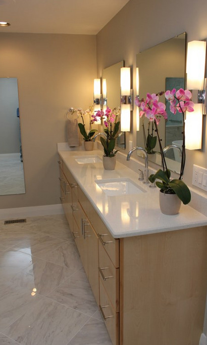 Idée de décoration pour une salle de bain principale design en bois clair avec un lavabo encastré, des carreaux de porcelaine et un sol en carrelage de porcelaine.