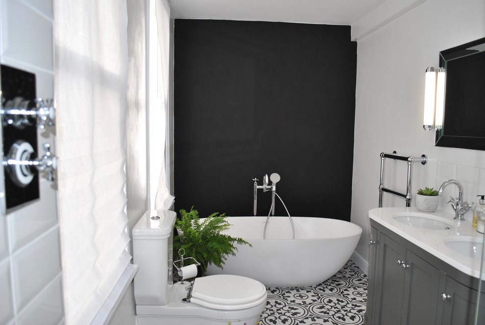 Стильный дизайн: детская ванная комната среднего размера в классическом стиле с фасадами в стиле шейкер, серыми фасадами, отдельно стоящей ванной, открытым душем, белой плиткой и полом из керамогранита - последний тренд