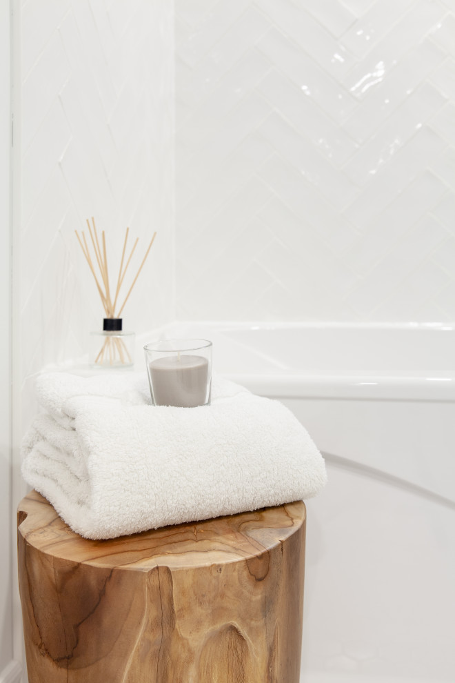 Стильный дизайн: маленькая ванная комната в скандинавском стиле с плоскими фасадами, белыми фасадами, ванной в нише, душем над ванной, унитазом-моноблоком, зеленой плиткой, керамической плиткой, белыми стенами, полом из керамогранита, душевой кабиной, монолитной раковиной, столешницей из кварцита, белым полом, шторкой для ванной, белой столешницей, тумбой под одну раковину и напольной тумбой для на участке и в саду - последний тренд