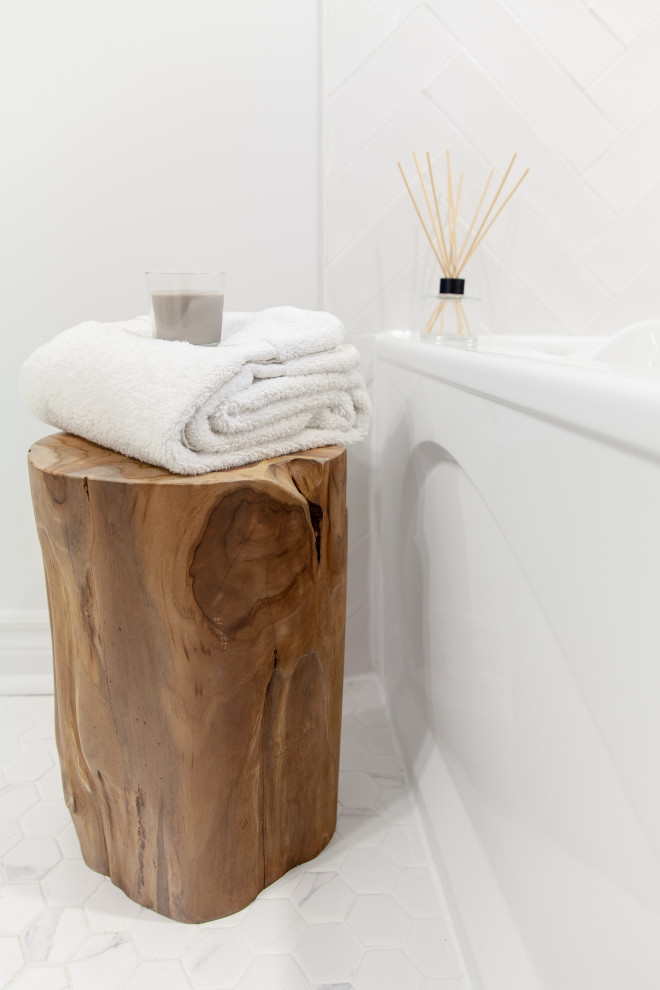 Свежая идея для дизайна: маленькая ванная комната в скандинавском стиле с плоскими фасадами, белыми фасадами, ванной в нише, душем над ванной, унитазом-моноблоком, зеленой плиткой, керамической плиткой, белыми стенами, полом из керамогранита, душевой кабиной, монолитной раковиной, столешницей из кварцита, белым полом, шторкой для ванной, белой столешницей, тумбой под одну раковину и напольной тумбой для на участке и в саду - отличное фото интерьера