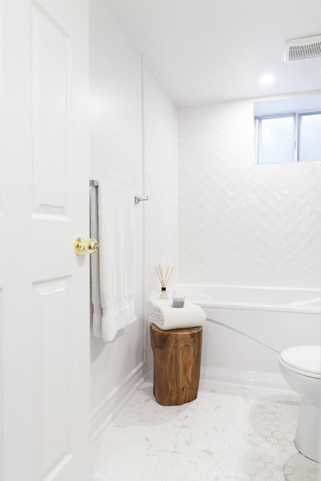 トロントにあるお手頃価格の小さな北欧スタイルのおしゃれなバスルーム (浴槽なし) (フラットパネル扉のキャビネット、白いキャビネット、アルコーブ型浴槽、シャワー付き浴槽	、一体型トイレ	、緑のタイル、セラミックタイル、白い壁、磁器タイルの床、一体型シンク、珪岩の洗面台、白い床、シャワーカーテン、白い洗面カウンター、洗面台1つ、独立型洗面台) の写真