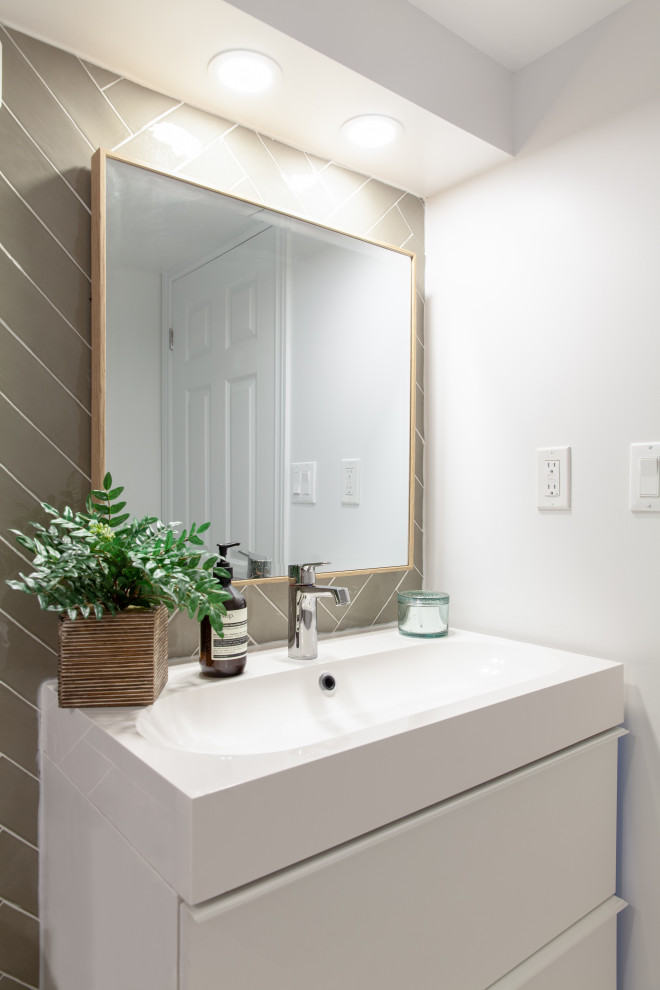 Пример оригинального дизайна: маленькая ванная комната в скандинавском стиле с плоскими фасадами, белыми фасадами, ванной в нише, душем над ванной, унитазом-моноблоком, зеленой плиткой, керамической плиткой, белыми стенами, полом из керамогранита, душевой кабиной, монолитной раковиной, столешницей из кварцита, белым полом, шторкой для ванной, белой столешницей, тумбой под одну раковину и напольной тумбой для на участке и в саду