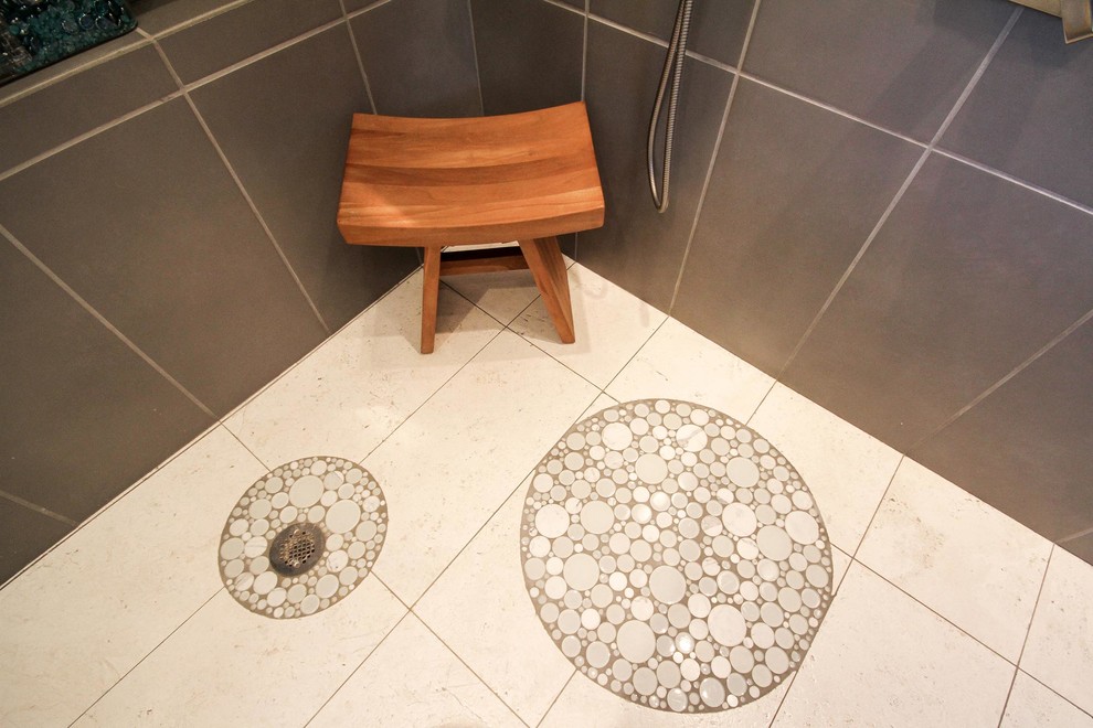Inspiration för ett mellanstort funkis badrum med dusch, med våtrum, en toalettstol med hel cisternkåpa, grå kakel, porslinskakel, beige väggar, kalkstensgolv, ett fristående handfat, granitbänkskiva, beiget golv och med dusch som är öppen