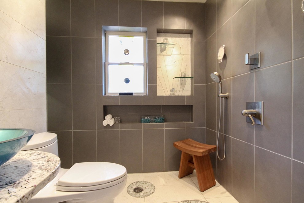Idéer för ett mellanstort modernt badrum med dusch, med våtrum, en toalettstol med hel cisternkåpa, grå kakel, porslinskakel, beige väggar, kalkstensgolv, ett fristående handfat, granitbänkskiva, beiget golv och med dusch som är öppen
