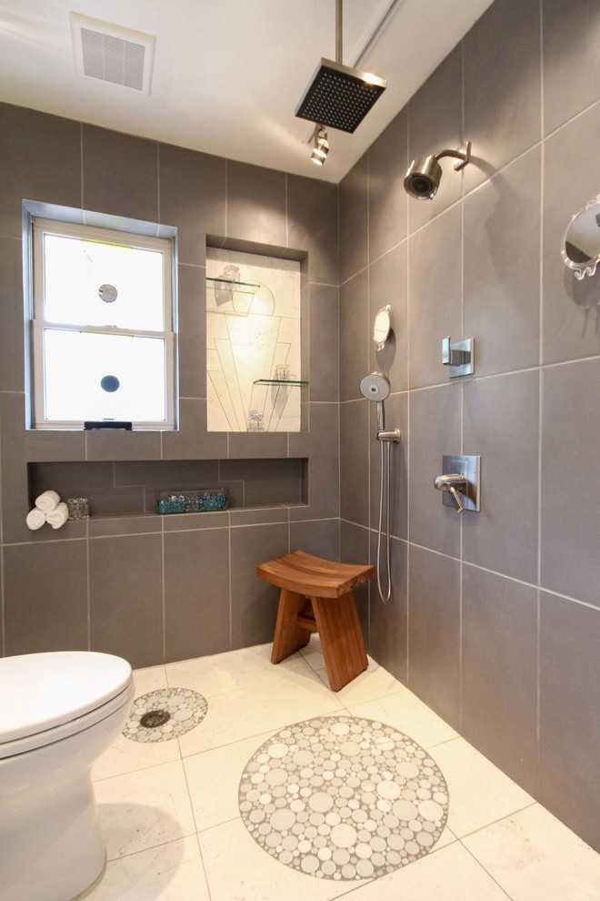 Modern inredning av ett mellanstort badrum med dusch, med våtrum, en toalettstol med hel cisternkåpa, grå kakel, porslinskakel, beige väggar, kalkstensgolv, ett fristående handfat, granitbänkskiva, beiget golv och med dusch som är öppen