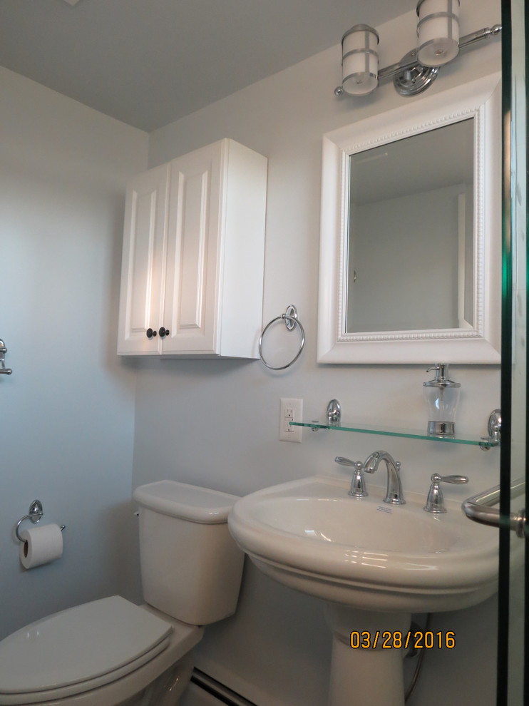 Foto di una piccola stanza da bagno padronale tradizionale con doccia alcova, piastrelle bianche, piastrelle in gres porcellanato, pareti grigie, pavimento in vinile e lavabo a colonna