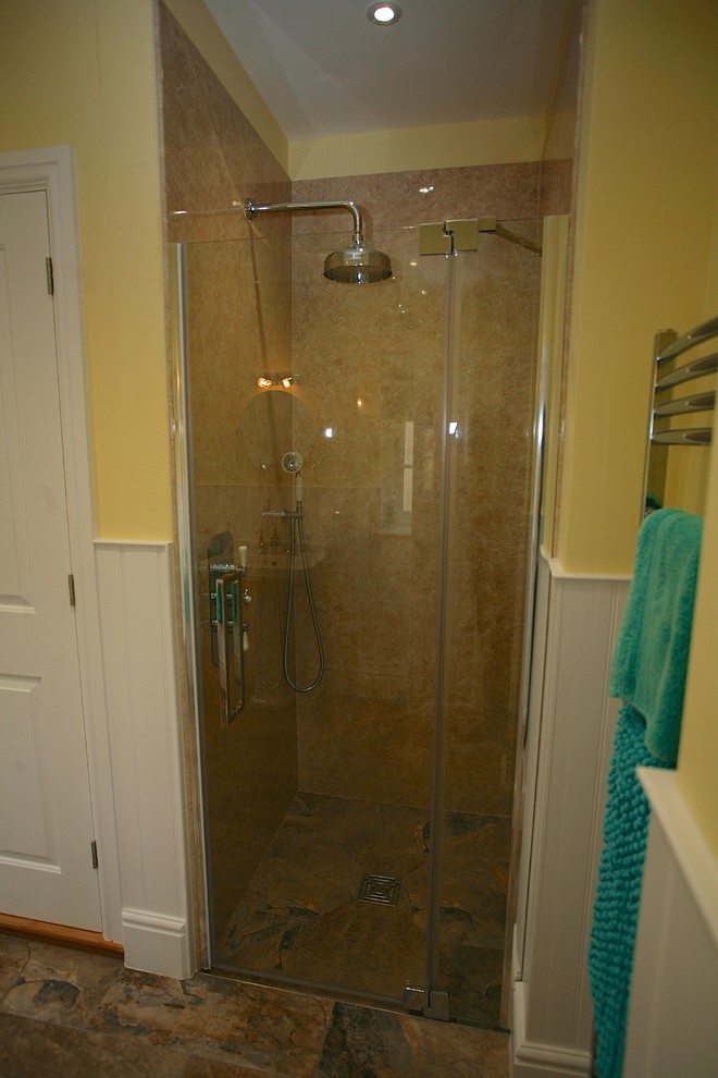 Пример оригинального дизайна: детская ванная комната среднего размера в классическом стиле с душем в нише, раздельным унитазом, полом из керамической плитки, раковиной с пьедесталом и коричневым полом