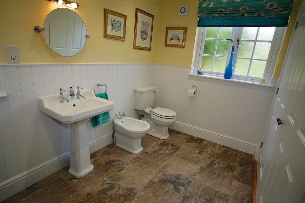 Esempio di una stanza da bagno per bambini classica di medie dimensioni con doccia alcova, WC a due pezzi, pavimento con piastrelle in ceramica, lavabo a colonna e pavimento marrone