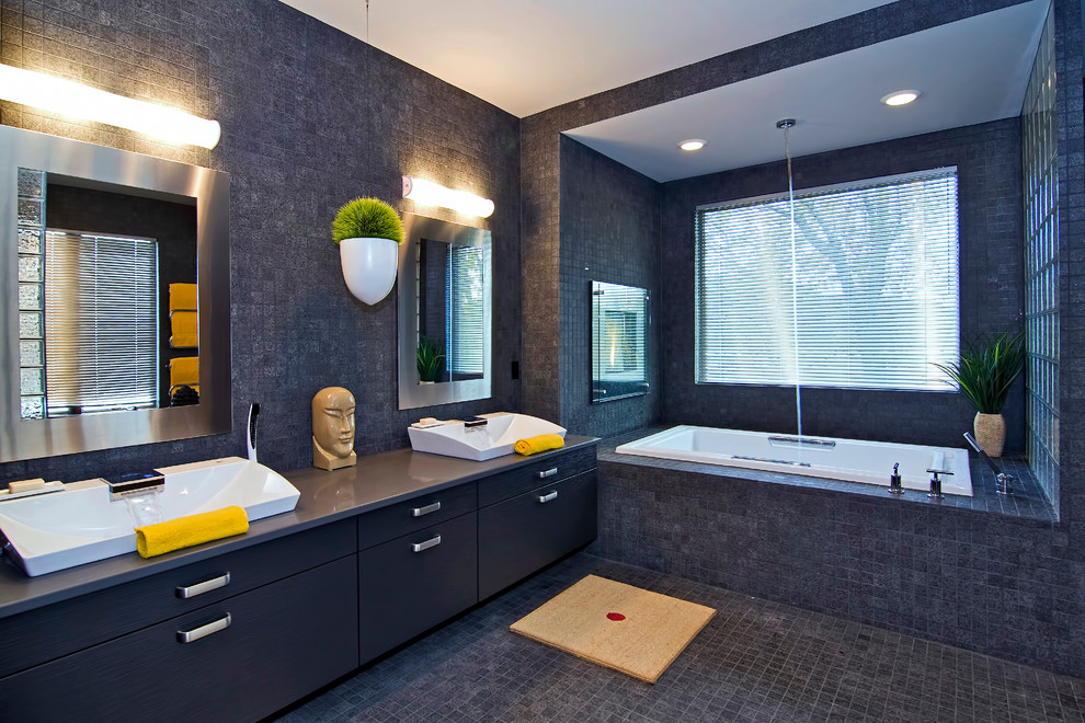 Ispirazione per una stanza da bagno minimal con lavabo a bacinella, ante lisce, ante nere, vasca ad alcova, doccia aperta, piastrelle grigie e pareti grigie