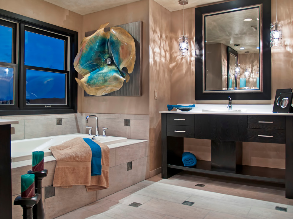 Cette photo montre une salle de bain tendance avec un lavabo posé, un placard à porte plane, des portes de placard noires, une baignoire posée, un carrelage beige et un mur beige.