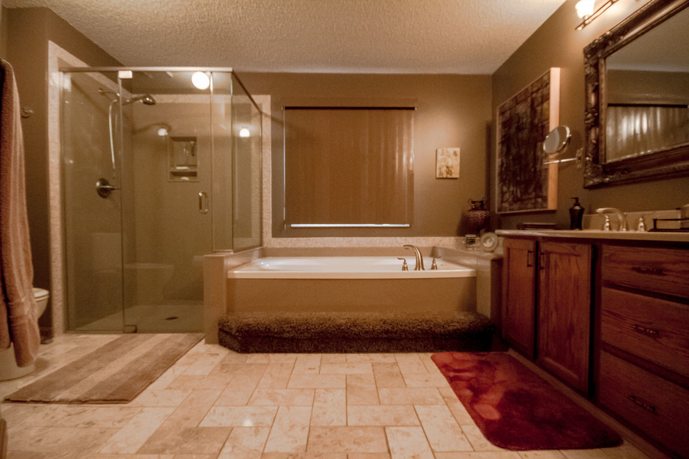 Idéer för stora medelhavsstil en-suite badrum, med luckor med infälld panel, skåp i mellenmörkt trä, ett badkar i en alkov, en hörndusch, beige kakel, mosaik, grå väggar, travertin golv, ett undermonterad handfat, bänkskiva i kvarts, beiget golv och dusch med gångjärnsdörr
