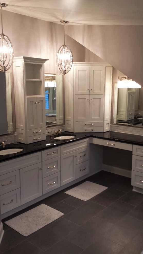 Bild på ett stort vintage en-suite badrum, med ett undermonterad handfat, luckor med infälld panel, vita skåp, granitbänkskiva, ett fristående badkar, en hörndusch, grå kakel, stenkakel, grå väggar och skiffergolv