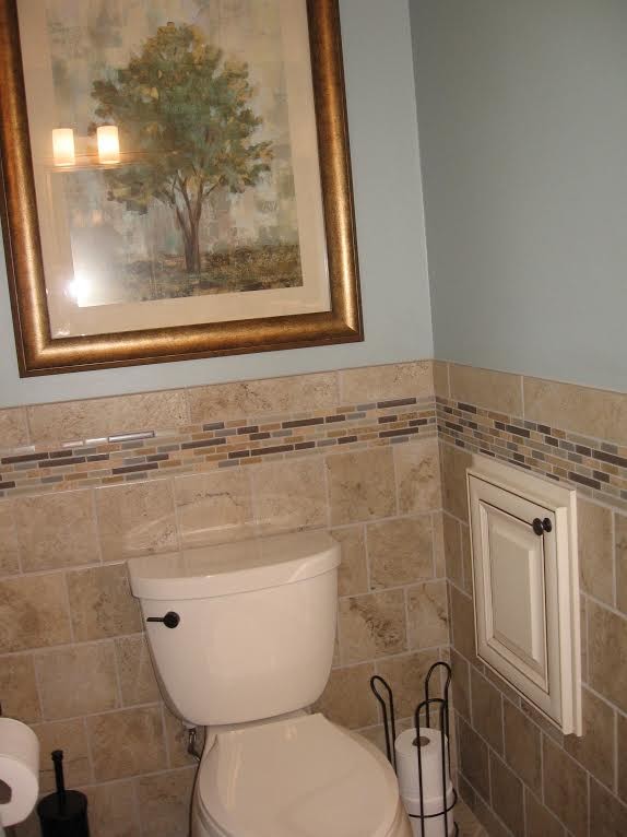 Esempio di un bagno di servizio chic di medie dimensioni con lavabo sottopiano, ante con bugna sagomata, ante beige, top in quarzite, WC a due pezzi, piastrelle beige, piastrelle in gres porcellanato, pareti blu e pavimento in gres porcellanato