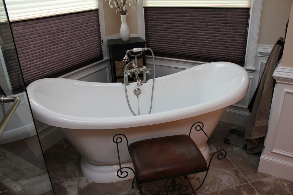 Foto de cuarto de baño principal tradicional con encimera de granito, baldosas y/o azulejos de porcelana y suelo de baldosas de porcelana