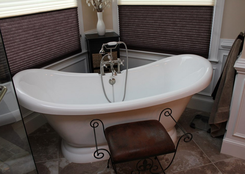 Foto di una stanza da bagno padronale tradizionale con top in granito, piastrelle in gres porcellanato e pavimento in gres porcellanato