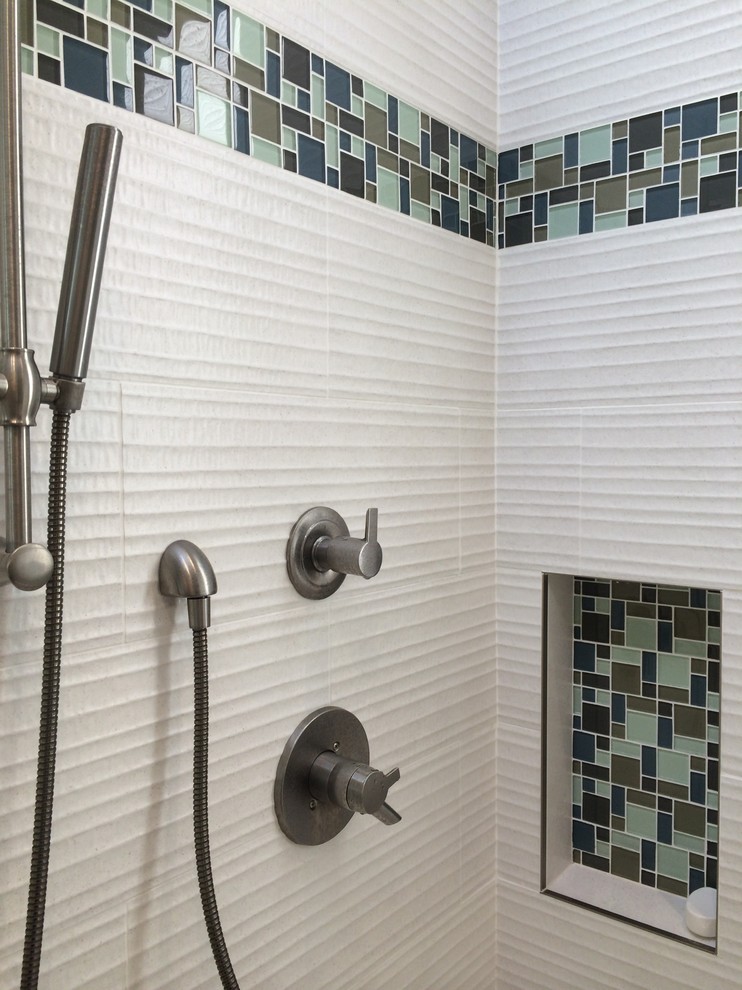 Cette photo montre une salle d'eau rétro en bois brun de taille moyenne avec un placard à porte plane, une douche d'angle, WC séparés, un carrelage blanc, un mur blanc, un lavabo encastré, un sol gris et une cabine de douche à porte battante.