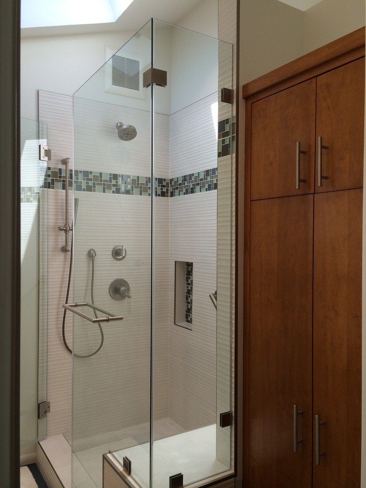 Immagine di una stanza da bagno con doccia moderna di medie dimensioni con ante lisce, ante in legno scuro, doccia ad angolo, WC a due pezzi, piastrelle bianche, pareti bianche, lavabo sottopiano, pavimento grigio e porta doccia a battente