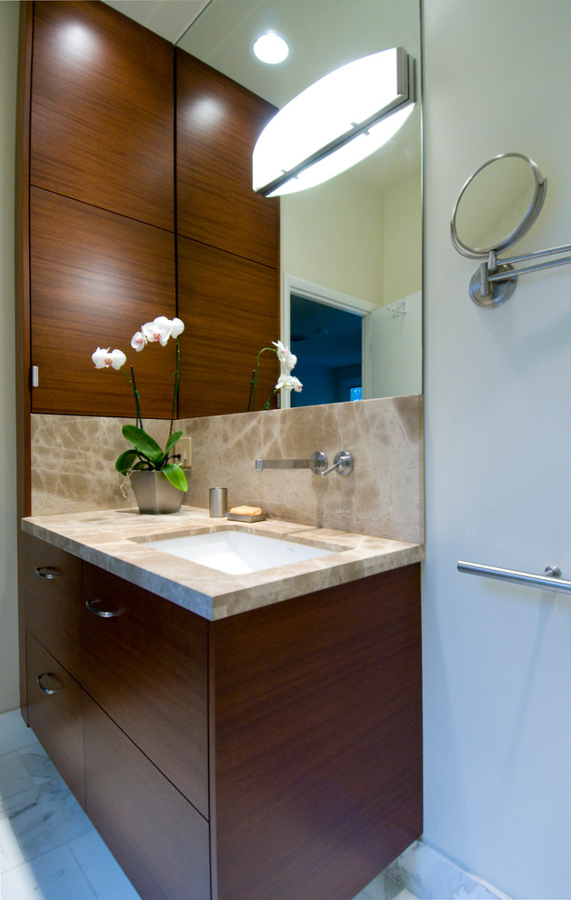 Идея дизайна: ванная комната среднего размера в современном стиле с темными деревянными фасадами, мраморной столешницей, накладной раковиной, плоскими фасадами, бежевой плиткой, бежевыми стенами и мраморным полом