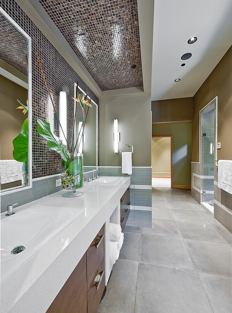 Inspiration för stora moderna en-suite badrum, med ett nedsänkt handfat, släta luckor, skåp i mörkt trä, granitbänkskiva, en dusch i en alkov, grå kakel, keramikplattor, flerfärgade väggar och klinkergolv i keramik