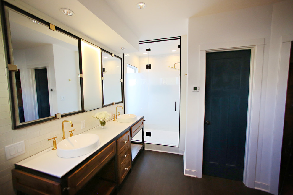 Exempel på ett stort industriellt en-suite badrum, med ett nedsänkt handfat, luckor med infälld panel, skåp i mellenmörkt trä, bänkskiva i betong, ett fristående badkar, en dusch i en alkov, en toalettstol med hel cisternkåpa, vit kakel, porslinskakel, vita väggar och korkgolv