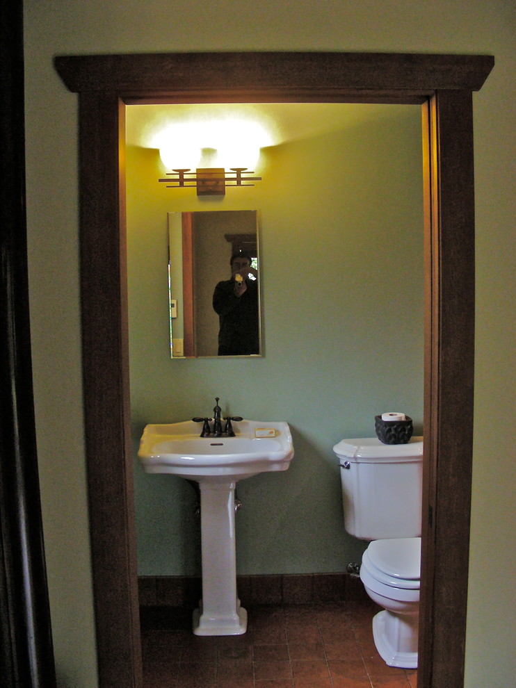 Esempio di una stanza da bagno american style con lavabo a colonna, WC a due pezzi e pavimento con piastrelle in ceramica