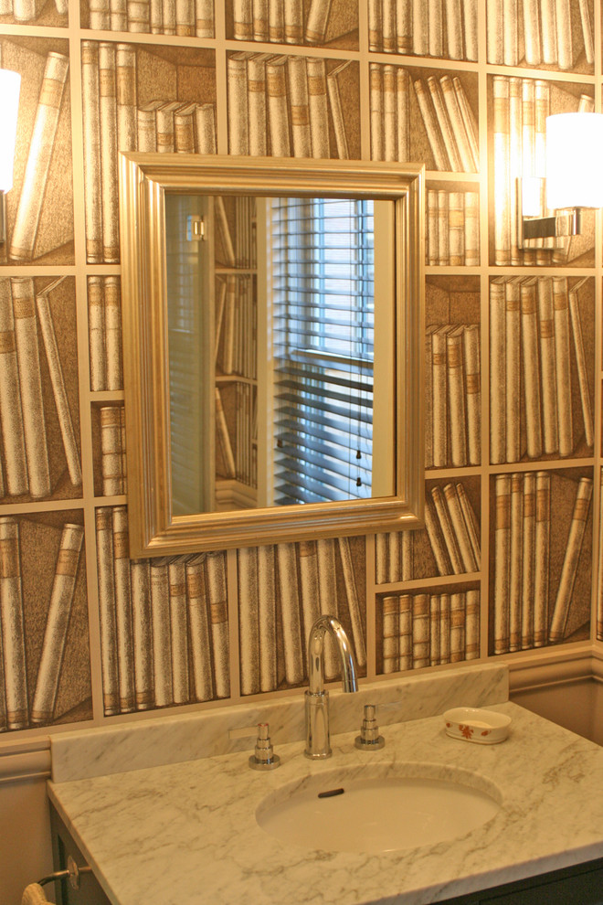 Стильный дизайн: ванная комната среднего размера в классическом стиле с консольной раковиной, серой плиткой, каменной плиткой, бежевыми стенами и душевой кабиной - последний тренд
