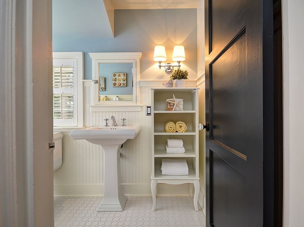 Inspiration för ett litet amerikanskt badrum, med möbel-liknande, vita skåp, ett badkar i en alkov, en toalettstol med separat cisternkåpa, blå väggar, klinkergolv i keramik och ett piedestal handfat