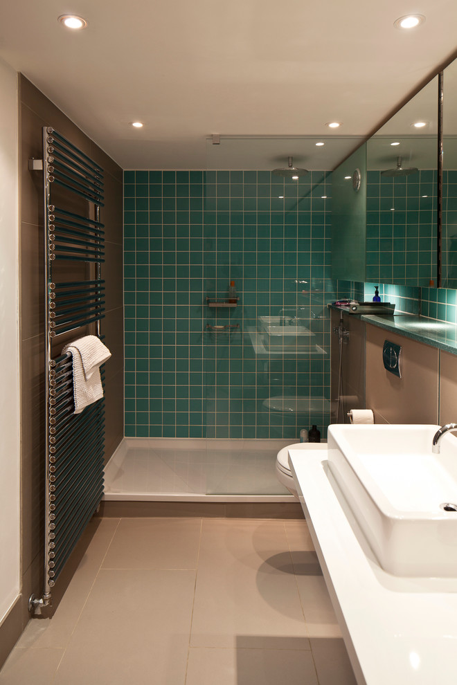 Imagen de cuarto de baño contemporáneo con lavabo sobreencimera, ducha abierta, baldosas y/o azulejos azules, paredes beige y ducha abierta
