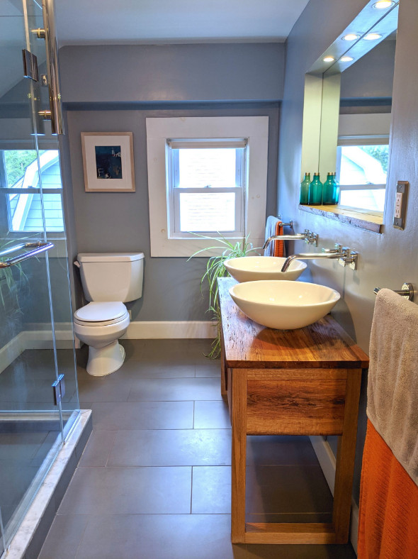 Источник вдохновения для домашнего уюта: маленькая ванная комната в современном стиле с плоскими фасадами, темными деревянными фасадами, угловым душем, раздельным унитазом, серой плиткой, керамогранитной плиткой, синими стенами, полом из керамогранита, душевой кабиной, настольной раковиной, столешницей из дерева, серым полом, душем с распашными дверями, коричневой столешницей, тумбой под две раковины и напольной тумбой для на участке и в саду