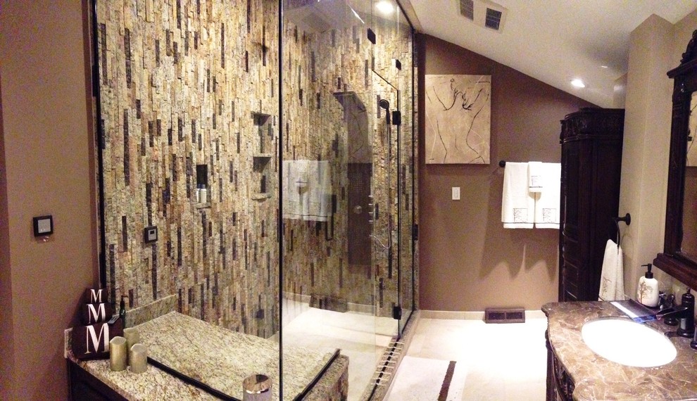 Klassisches Badezimmer mit Eckdusche und Steinfliesen in Phoenix