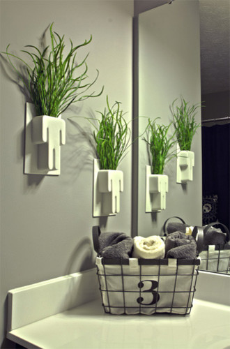 Diseño de cuarto de baño bohemio pequeño con lavabo integrado, bañera empotrada, combinación de ducha y bañera, sanitario de dos piezas y paredes grises
