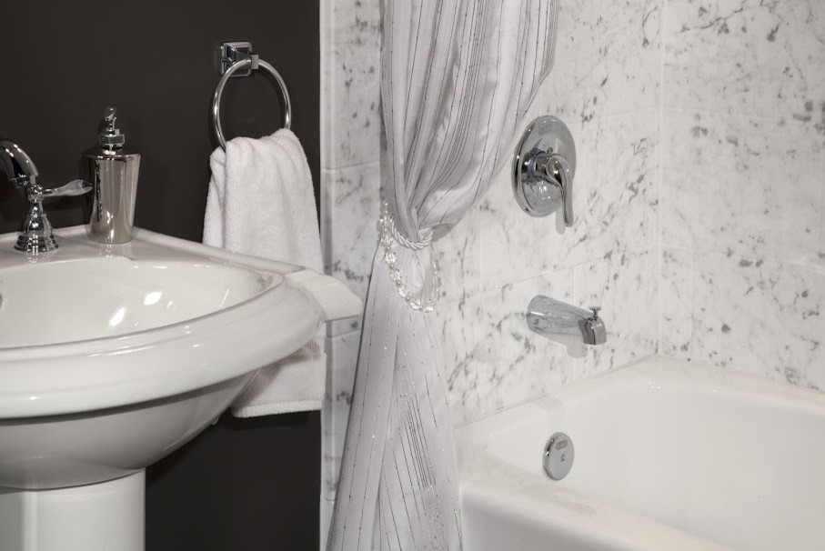 Großes Klassisches Badezimmer En Suite mit Waschtischkonsole, Badewanne in Nische, Duschbadewanne, weißen Fliesen und schwarzer Wandfarbe in St. Louis