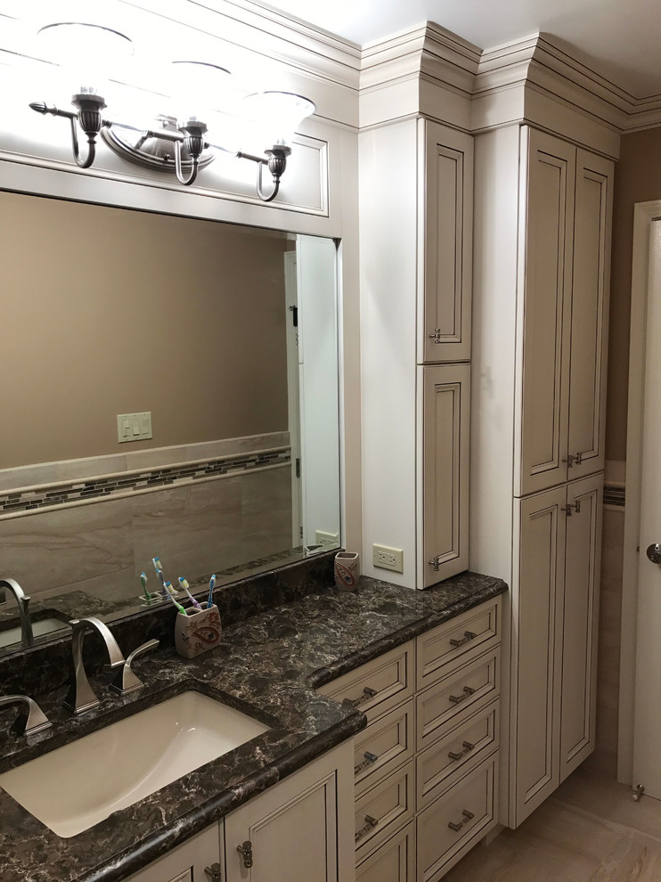 Bild på ett mellanstort vintage badrum med dusch, med bruna väggar, klinkergolv i porslin, ett undermonterad handfat, beiget golv, luckor med infälld panel, vita skåp och granitbänkskiva
