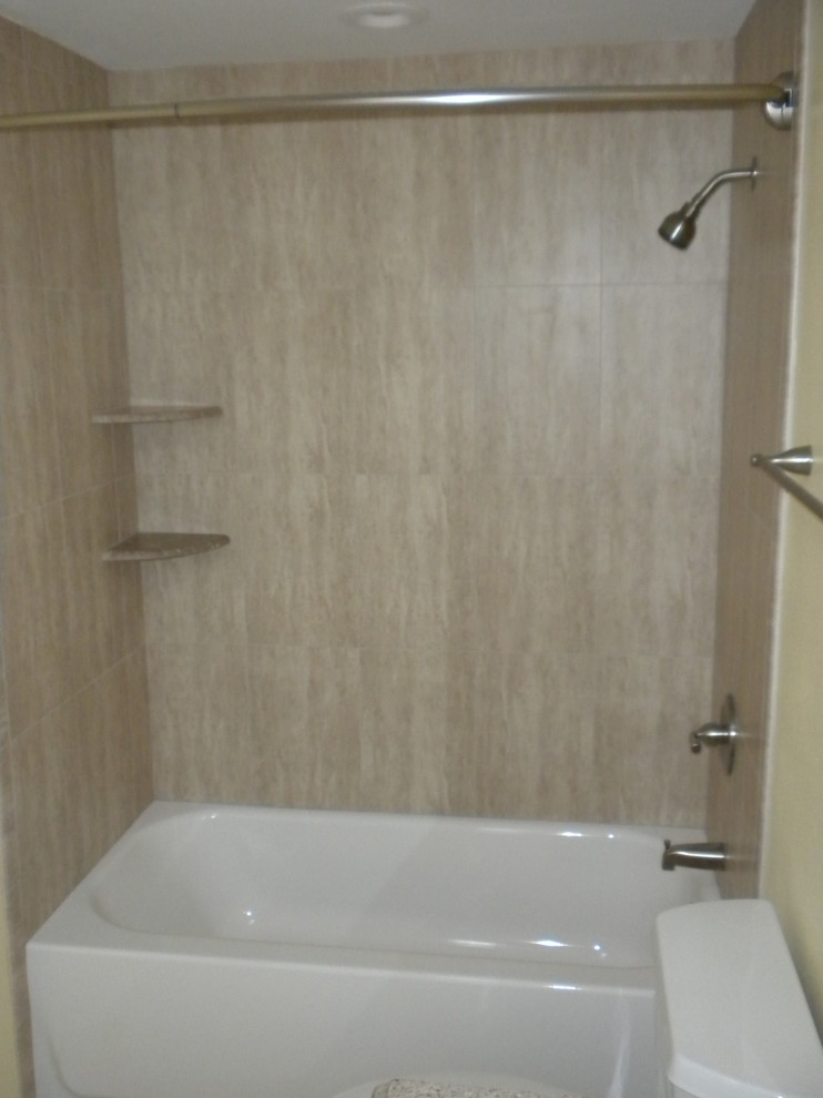 Idéer för ett litet klassiskt badrum med dusch, med luckor med upphöjd panel, vita skåp, ett badkar i en alkov, en dusch/badkar-kombination, en toalettstol med separat cisternkåpa, gula väggar, laminatgolv, ett undermonterad handfat, granitbänkskiva, beiget golv och dusch med duschdraperi