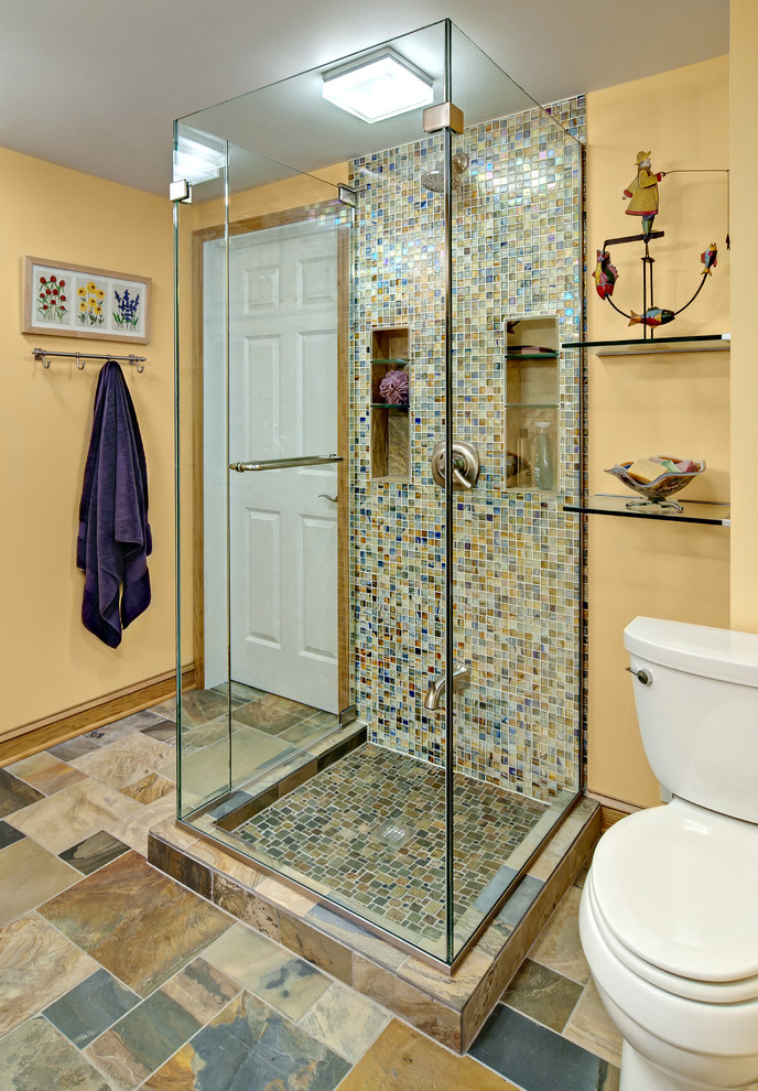 Exempel på ett mellanstort modernt badrum med dusch, med ett undermonterad handfat, skåp i shakerstil, skåp i ljust trä, en dusch i en alkov, en toalettstol med hel cisternkåpa, flerfärgad kakel, mosaik, gula väggar, skiffergolv, flerfärgat golv och dusch med gångjärnsdörr