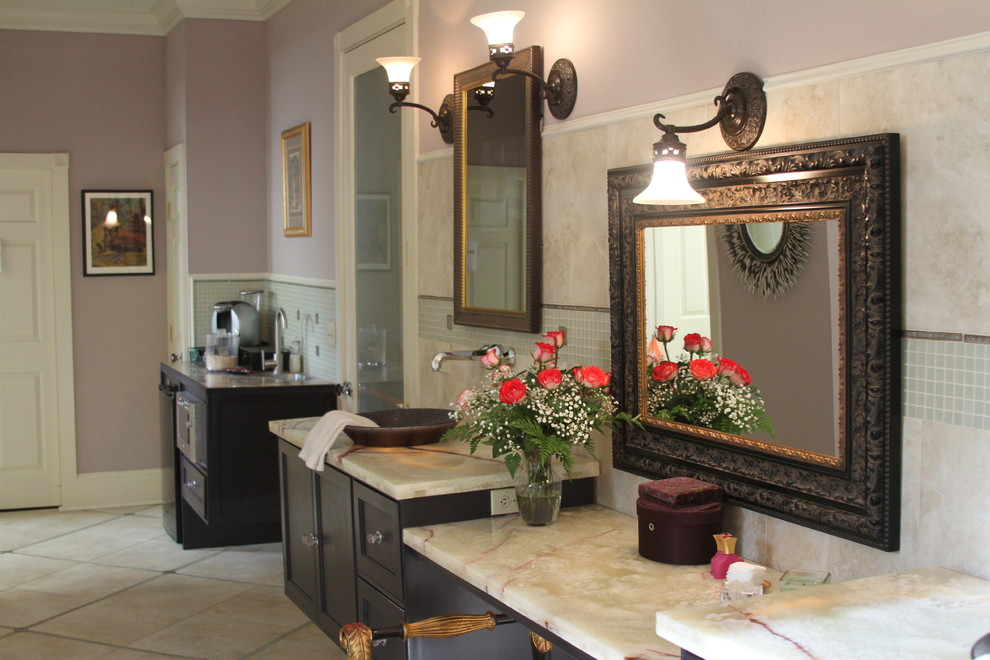 Exemple d'un très grand sauna craftsman avec une vasque, un placard avec porte à panneau encastré, un plan de toilette en onyx, une baignoire posée et un mur violet.