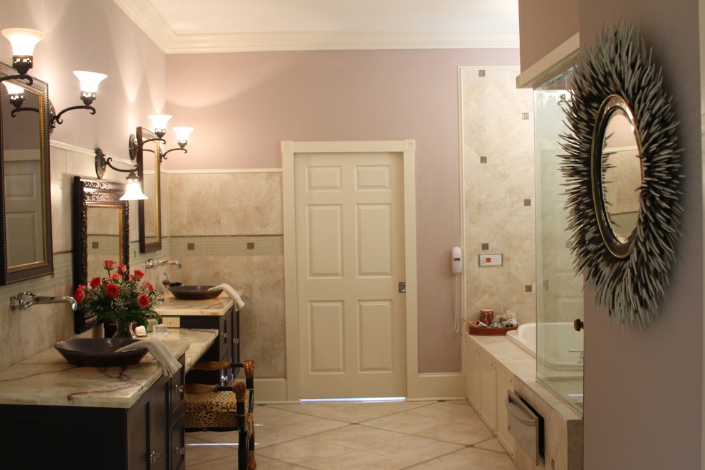 Réalisation d'une très grande salle de bain principale craftsman avec une vasque, un placard avec porte à panneau encastré, un plan de toilette en onyx, une baignoire posée, WC séparés et un mur violet.