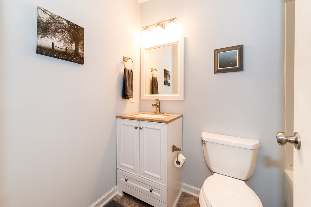 На фото: маленькая ванная комната в стиле кантри с раздельным унитазом, синими стенами, полом из керамической плитки, врезной раковиной и бежевым полом для на участке и в саду