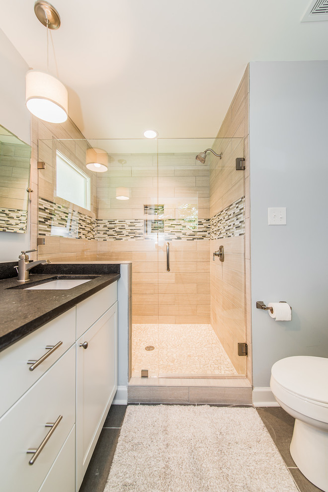 Inspiration pour une salle de bain craftsman de taille moyenne avec un mur bleu, un plan de toilette en granite et une cabine de douche à porte battante.