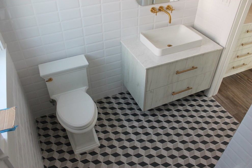 Idee per una piccola stanza da bagno moderna con ante bianche, WC monopezzo, pavimento con piastrelle in ceramica e lavabo da incasso