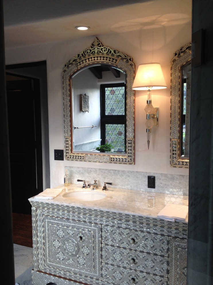 Immagine di una grande stanza da bagno padronale mediterranea con consolle stile comò, ante bianche, piastrelle grigie e top in marmo