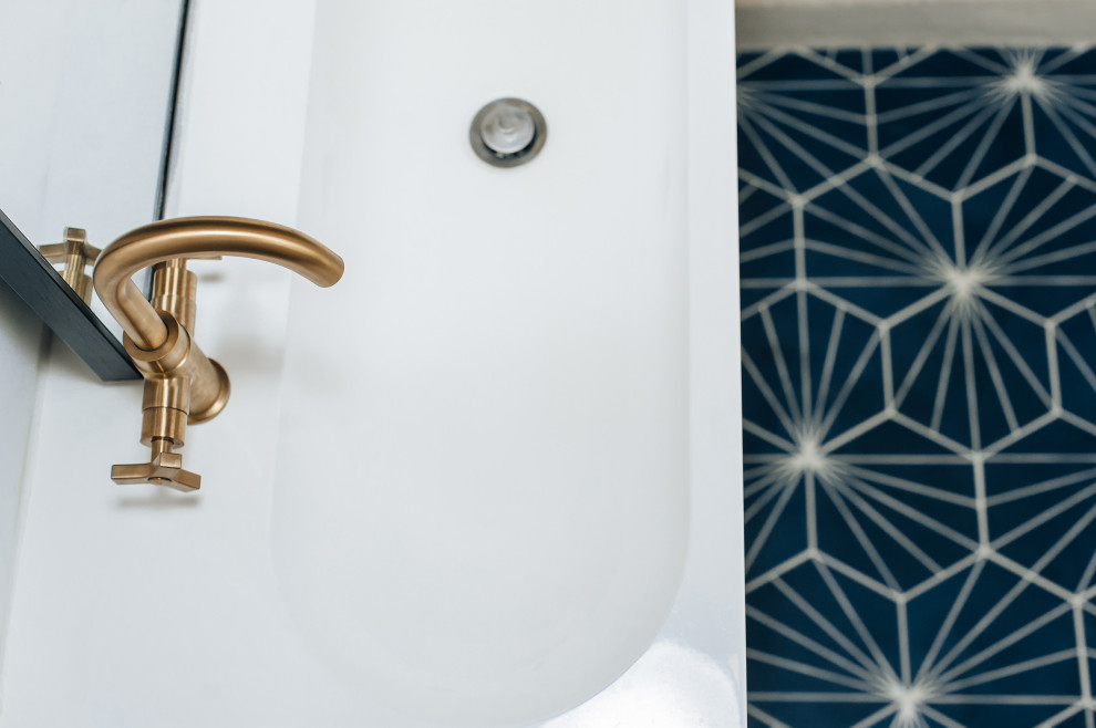 Bild på ett litet 60 tals vit vitt en-suite badrum, med släta luckor, skåp i ljust trä, en dusch i en alkov, vita väggar, cementgolv, ett nedsänkt handfat, bänkskiva i akrylsten och blått golv