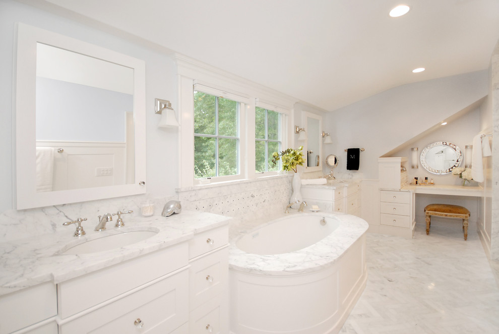 Exempel på ett stort en-suite badrum, med skåp i shakerstil, vita skåp, ett undermonterat badkar, vit kakel, vita väggar, marmorgolv och ett undermonterad handfat