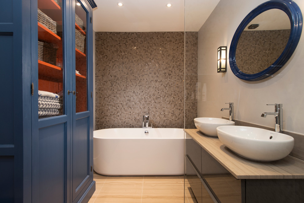 На фото: ванная комната с стеклянными фасадами, разноцветной плиткой и бежевыми стенами с