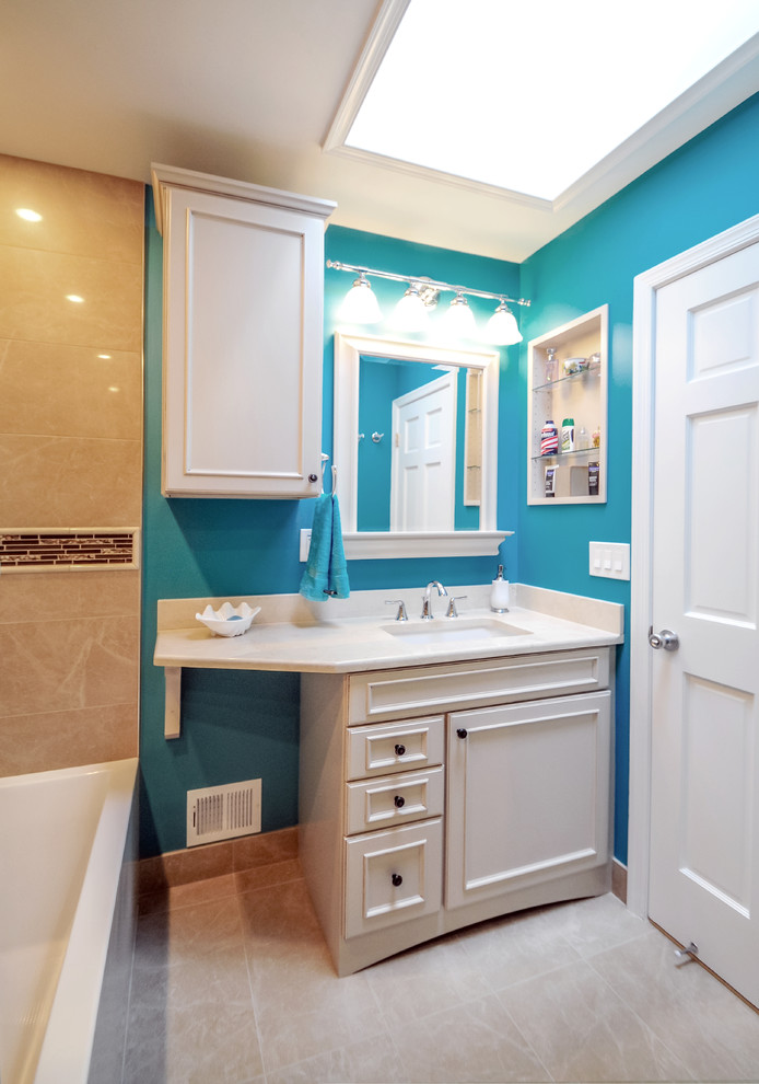 Idéer för mellanstora vintage en-suite badrum, med luckor med upphöjd panel, beige skåp, ett platsbyggt badkar, en dusch i en alkov, en toalettstol med hel cisternkåpa, beige kakel, porslinskakel, blå väggar, klinkergolv i keramik, ett undermonterad handfat och bänkskiva i kvarts