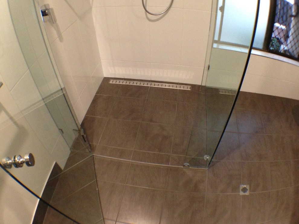 Bild på ett funkis badrum med dusch, med en hörndusch