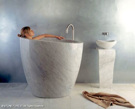 Cette image montre une salle de bain asiatique avec une baignoire posée.
