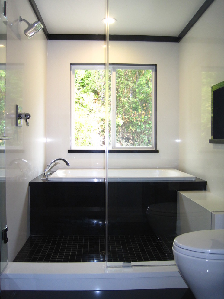 Exempel på ett asiatiskt badrum, med ett badkar i en alkov och en dusch i en alkov