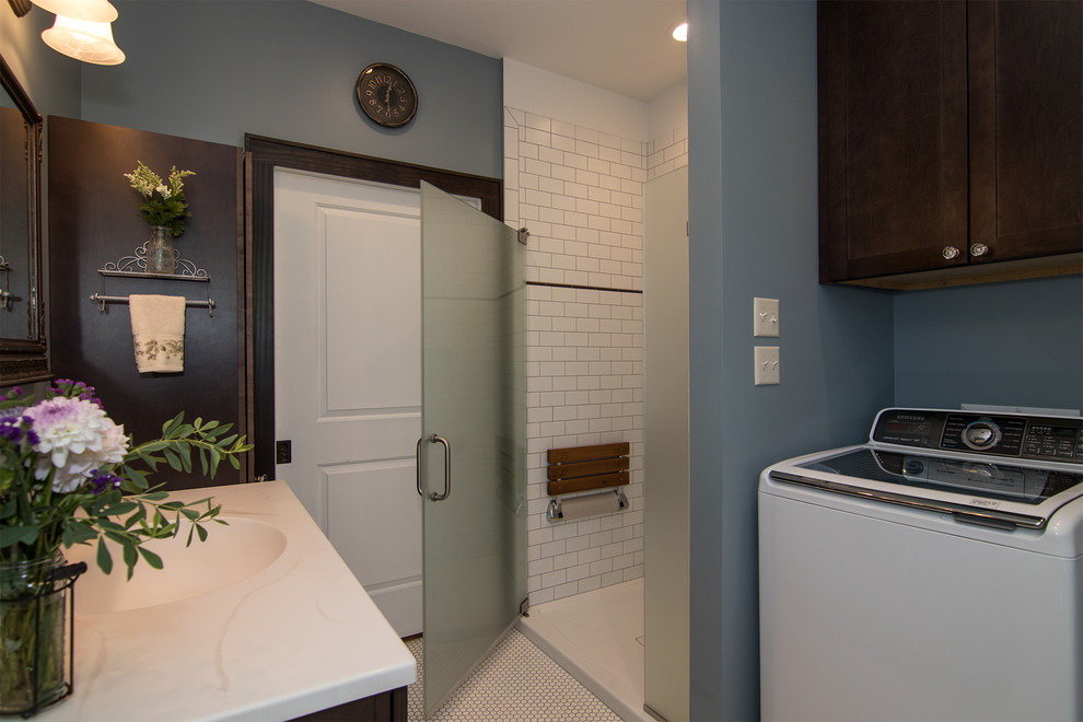 Exempel på ett mellanstort klassiskt vit vitt badrum med dusch, med skåp i shakerstil, skåp i mörkt trä, en dusch i en alkov, en toalettstol med separat cisternkåpa, vit kakel, tunnelbanekakel, blå väggar, klinkergolv i keramik, ett undermonterad handfat, bänkskiva i kvartsit, vitt golv och dusch med skjutdörr